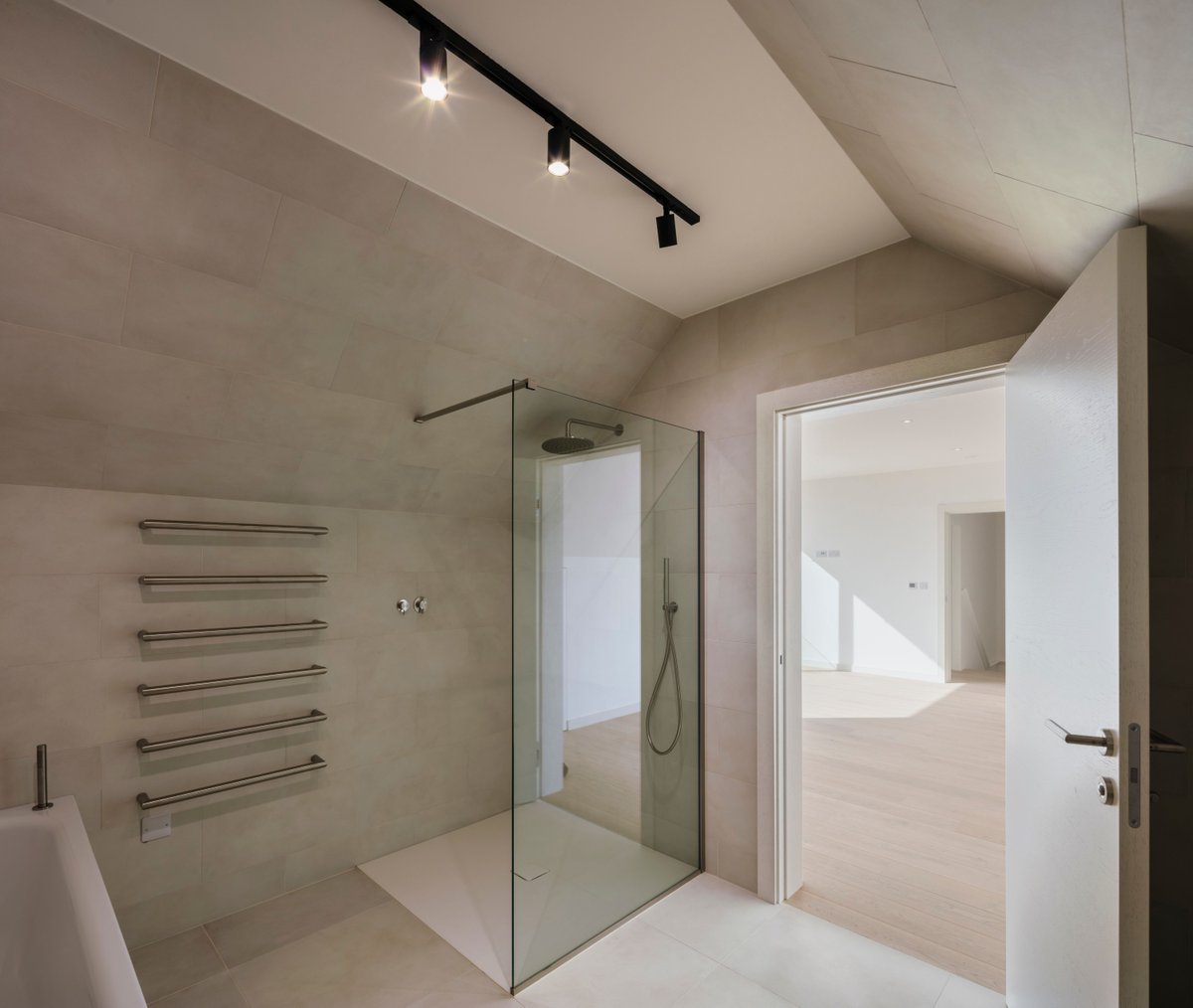 THE FORGE.
Is there anything more delightful than starting your day by stepping into a minimalist shower? The top shower room concepts maximise the available space, cater to your #lifestyle needs and establish a relaxing and lavish ambiance. #interiordesign #contemporaryluxury