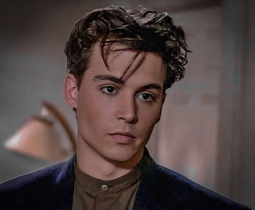 || ภาพดักลาสสมัยตอนเรียนอยู่ฮอกวอตส์กับสมัยเข้าทำงานในกระทรวงเวทมนตร์ใหม่ๆ (จากซ้ายไปขวา)

พอเรียนจบก็ลาออกจากชมรมเด็กแว่นแล้วเข้าวงการอายไลเนอร์แทน—