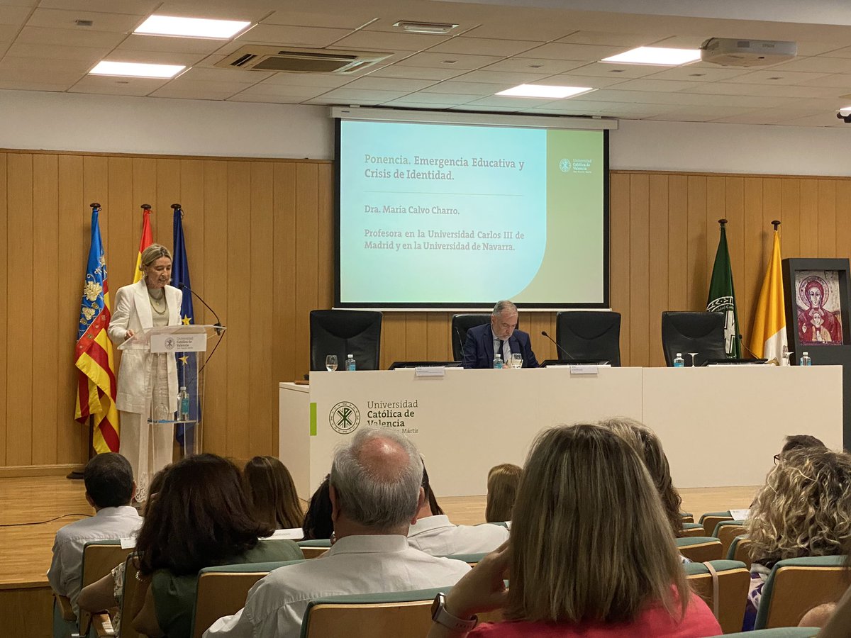 Segundo día de las Jornadas de formación de la <a href="/UCV_svm/">Universidad Católica de Valencia</a> . Arrancamos con la ponencia sobre la crisis de identidad actual a cargo de la Dra. María Calvo Charro (<a href="/mariacalvocharo/">maría calvo charo</a> ), profesora de la Universidad Carlos III <a href="/uc3m/">UC3M</a>