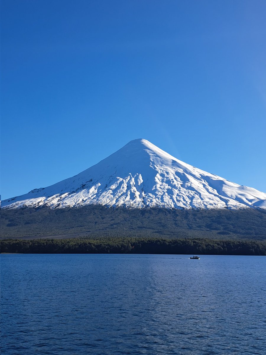chelkarin's tweet photo. @CapitalBlindado Volcán Osorno, Chile https://t.co/H0fLOR9Rdh