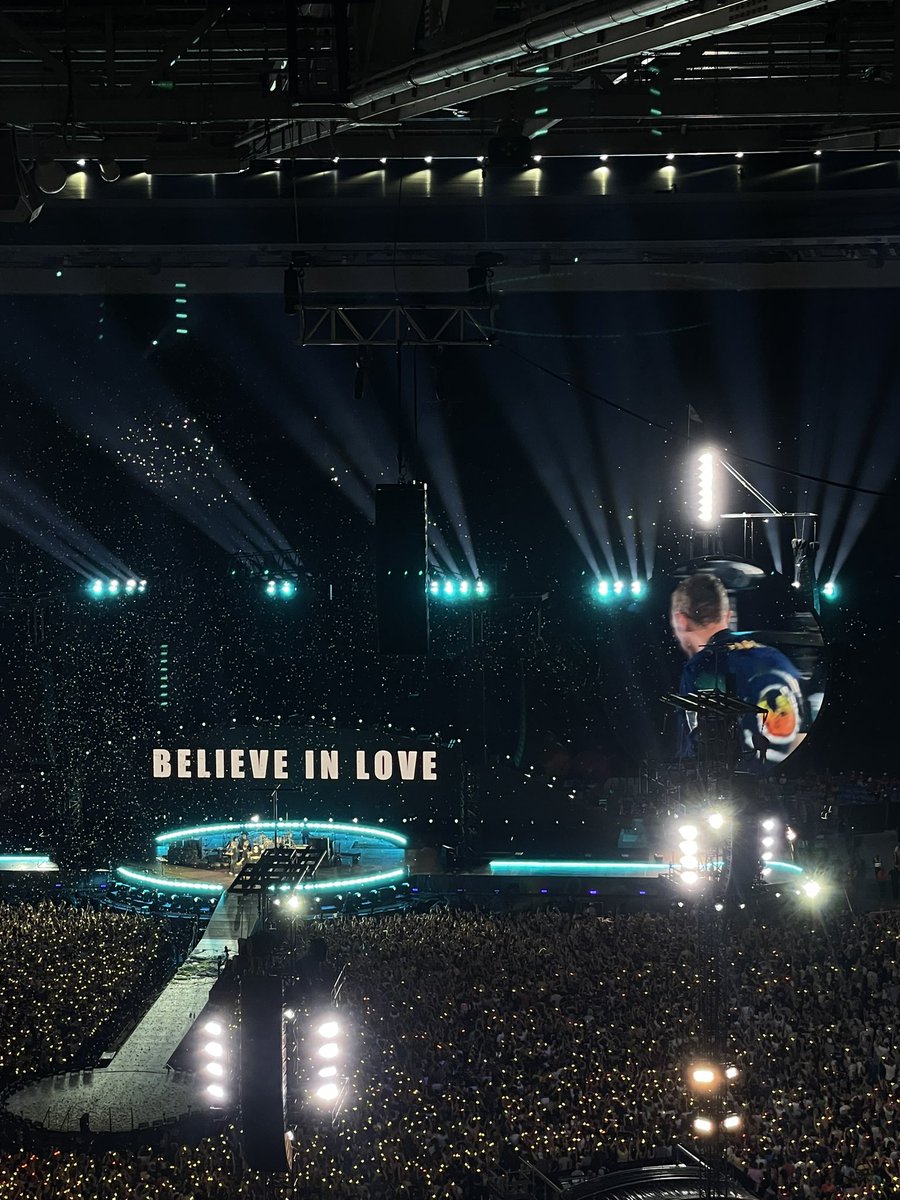 mald1501's tweet photo. #feelslikeimfallinginlove top 5 of their best songs @coldplay #ColdplayLyon https://t.co/r8uNfWUxKW