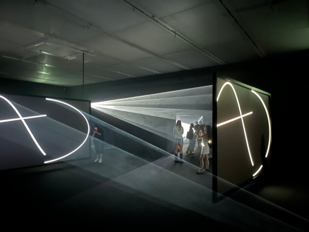 MarkGHWestall's tweet photo. Anthony McCall: Solid Light opens at Tate Modern https://t.co/ubKD2fJAFa 
@tate #tatemodern #AnthonyMcCall https://t.co/dxQ4jqmxh4