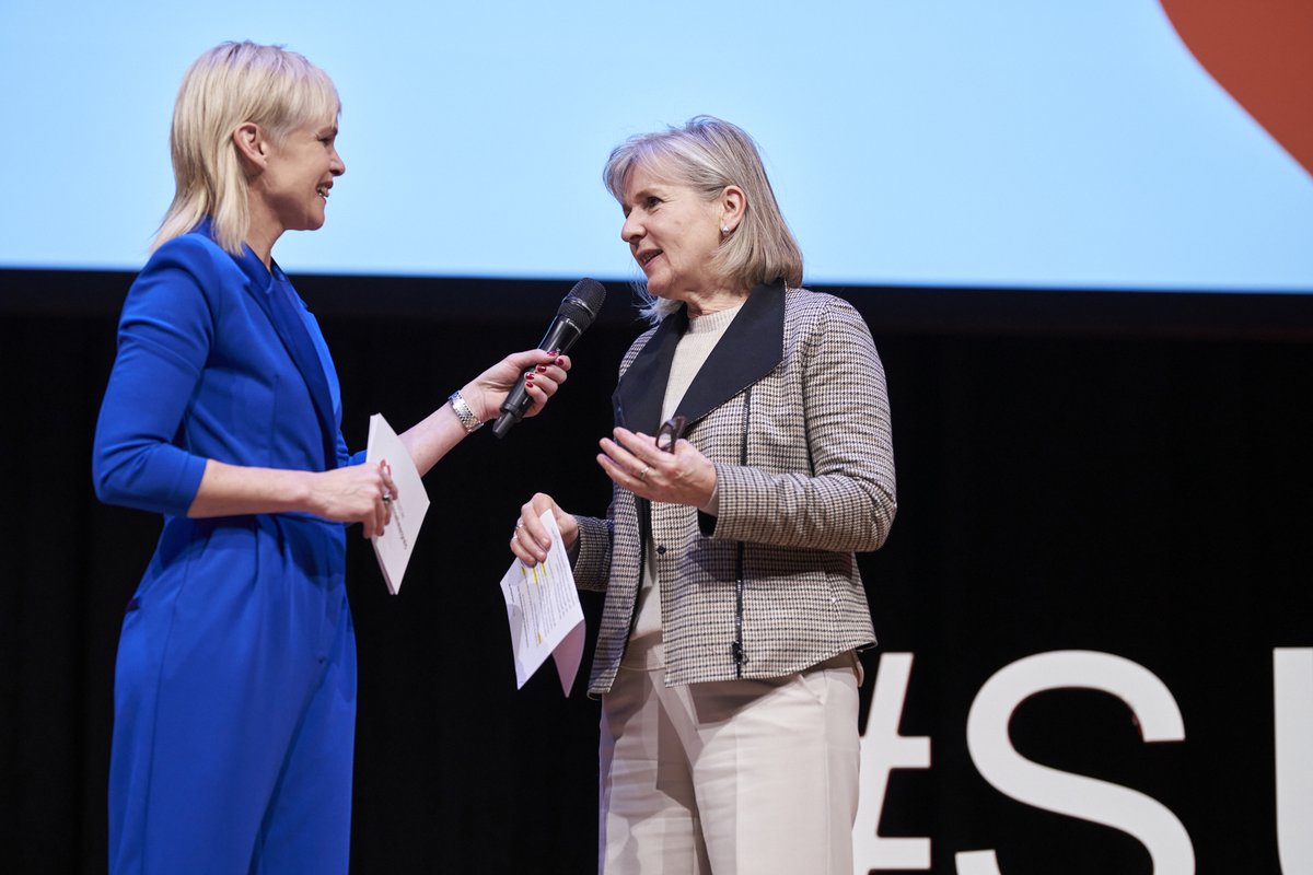 🚀Welches Unternehmen hat sein Geschäftsmodell durch eine Transformation erfolgreich angepasst? Hierfür vergibt der <a href="/KantonSolothurn/">Kanton Solothurn</a>, Mitglied der <a href="/Hauptstadt_CH/">Hauptstadtregion</a>, den Solothurner Unternehmerpreis 2025. Bewerben bis am 31.08.2024 
👉unternehmerpreis.so.ch/solothurner-un…
#HauptStadtRegionSchweiz