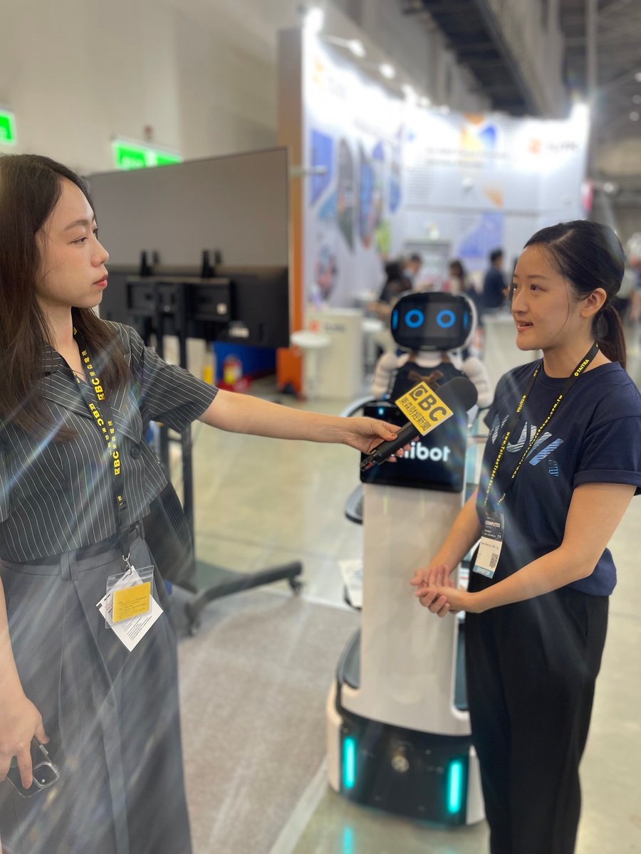 NUWA_ROBOTICS's tweet photo. #Computex2024 
Many thanks to NVIDIA CEO Jensen Huang’s wife Lori and daughter Madison
Let’s go to Nuwa’s stall to visit #Kebbi and #Collibot 🤖️
I also praised Kebbi and Collibot for being so cute and I like them very much❤️ https://t.co/vWQ7ikZrix