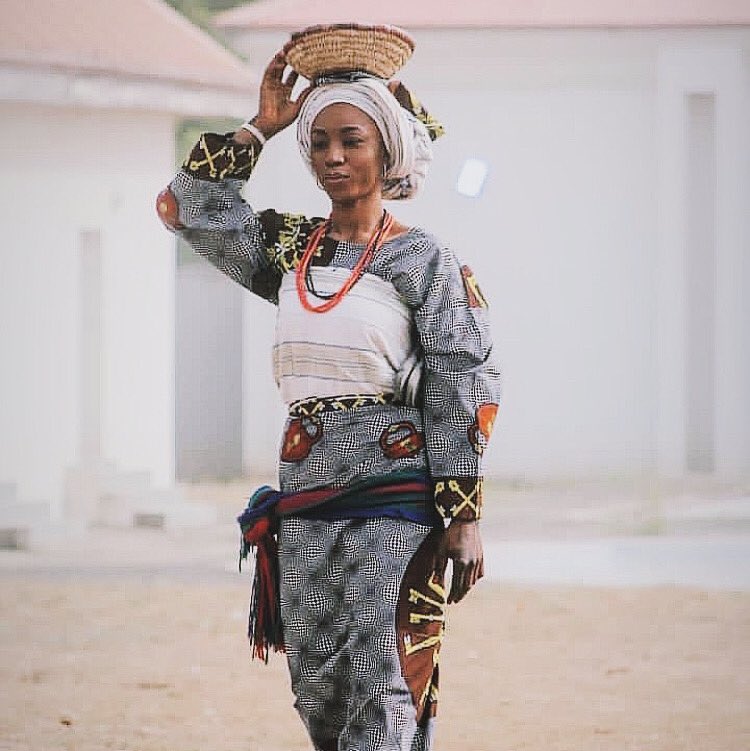 nupefc's tweet photo. Top 10 most Popular Nupe Attires 

(10). Ede Gi Eko
This fabric comes in grey,yellow, deep red and brown color containing symbols of keys and padlocks.

#nupe #nupetribe #nupepeope #nupeculture #nupeattires #nupeland #nigerstate #nigeria #africa #nupefc https://t.co/4riRK3hlk5