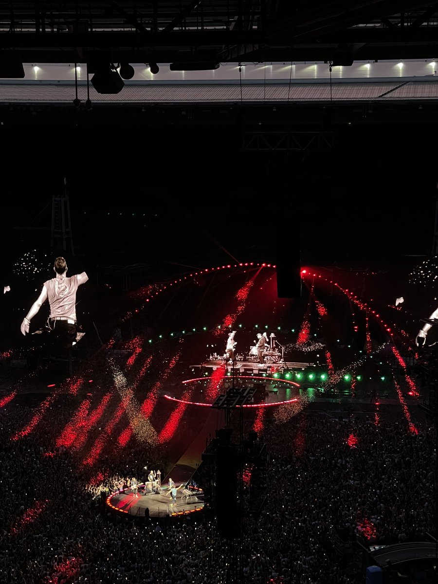 mald1501's tweet photo. The most beautiful show that exists on this earth @coldplay #ColdplayLyon https://t.co/NR5RPv0Xjr