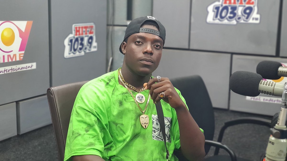 Hitz1039FM's tweet photo. Up and coming artist, @KyntroyGh, hailing from Tarkwa, took a 9hr journey to our studio for his interview on #DaybreakHitz this morning. Tune in now to listen to his story. https://t.co/IQFBudFhqa