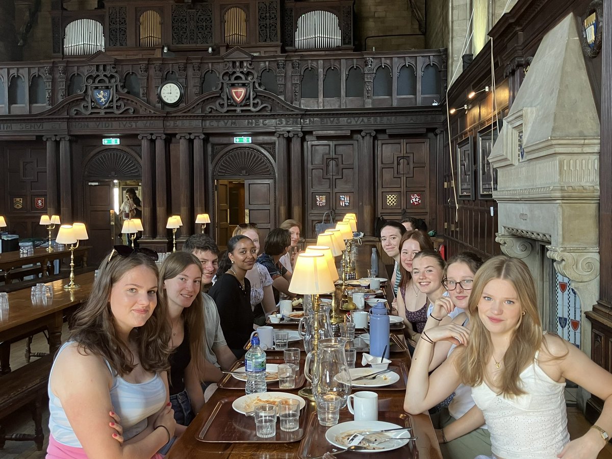 sjsfutures's tweet photo. @StJohnsSurrey Lower Sixth pupils have enjoyed a hearty breakfast in @BalliolOxford and are heading out for a day of exploring @UniofOxford https://t.co/qlHVAebRgJ