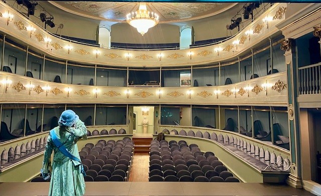 🎭 ¡Atención! 🎭 Este jueves 27 es tu última oportunidad de la temporada para visitar el Teatro Coliseo Carlos III y disfrutar de sus visitas teatralizadas. 👑

📆 Fecha: jueves 27 de junio
🕗 Horario: 12:00 
📍 Reservas: teatro.coliseocarlos3@madrid.org 

Actor: Guille Llansó