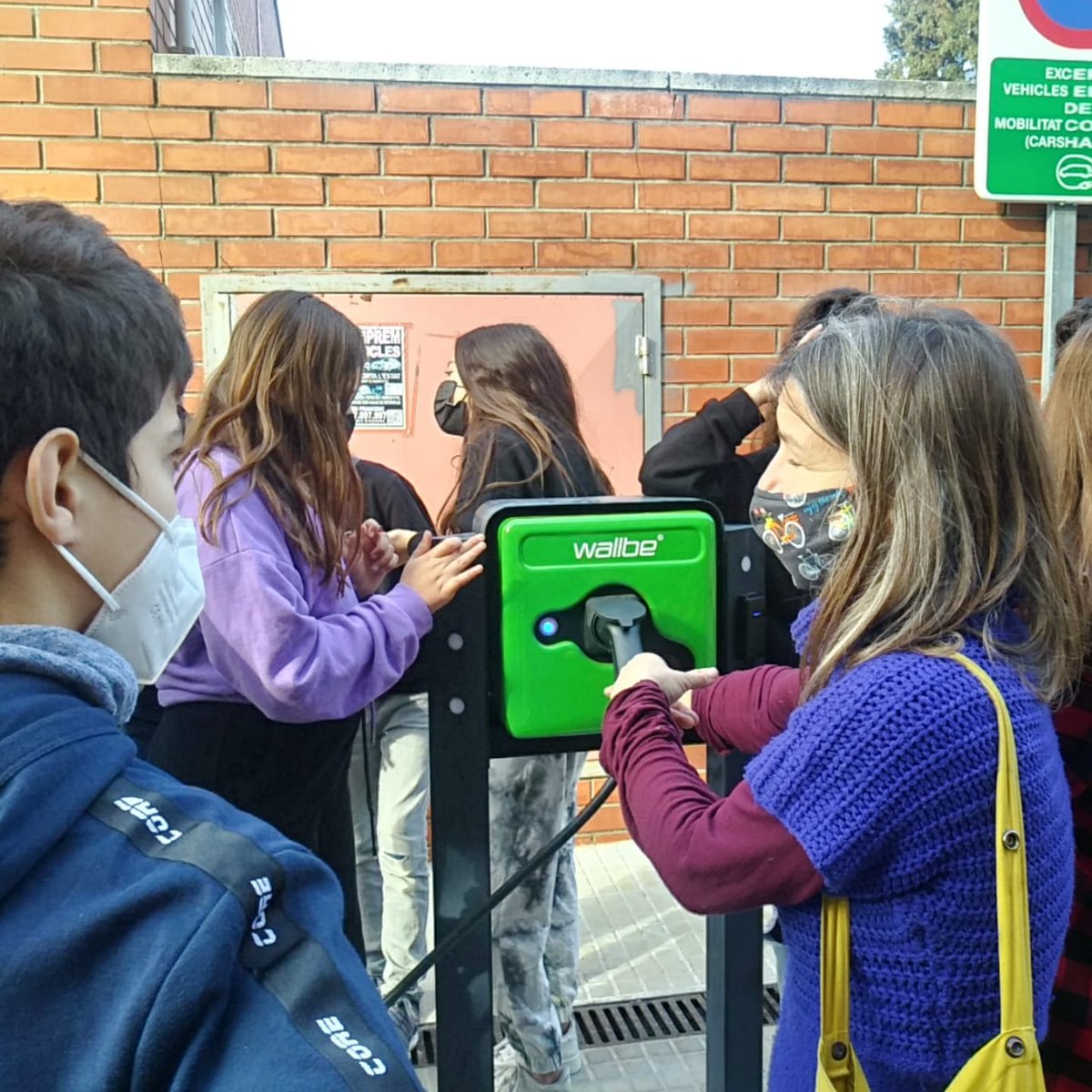 CardedeuVital's tweet photo. Des de fa més de 3 anys a Cardedeu hi ha un cotxe elèctric compartit amb @SomMobilitat 

Demà els grups de l'@ajcardedeu aprovaran una Moció de Cardedeu Vital per 2 nous punts de càrrega i un nou vehicle i furgoneta elèctrics per afavorir la mobilitat compartida i sostenible. https://t.co/a0Aaa8RK8Q