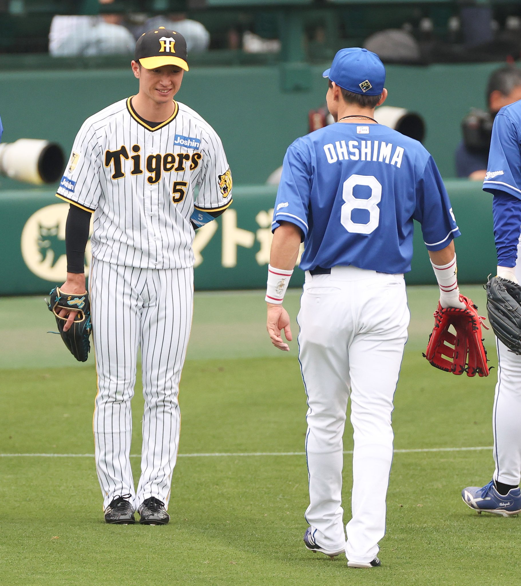 大島洋平 2010年3月27日の広島戦で、プロ初安打を放つ大島洋平外野手。背