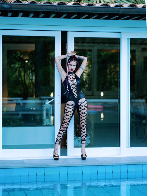 Worship me 😈 https://t.co/taU05LTgz8