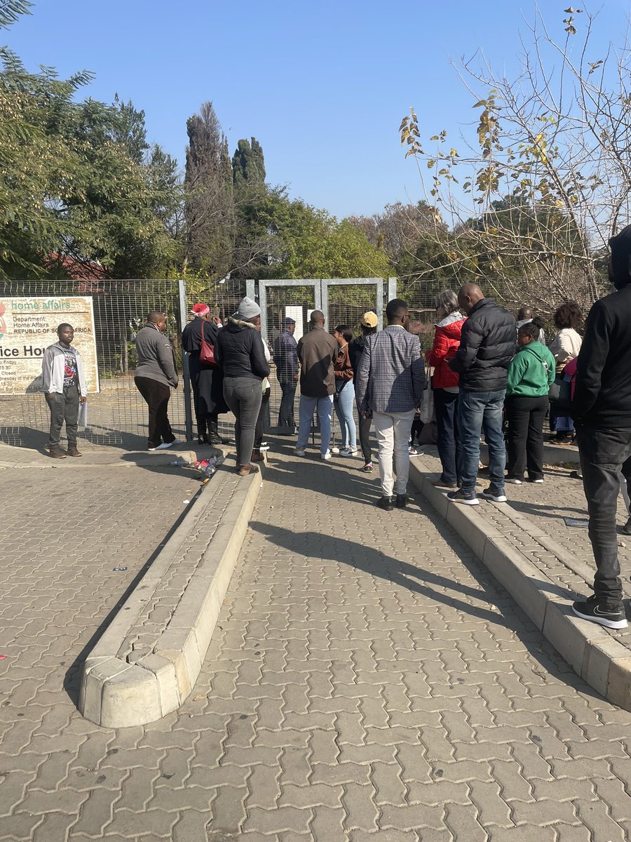 MphomaneZenande's tweet photo. Current situation at home affairs because there’s no water and they don’t know when it’ll come back. What do we do now? @HomeAffairsSA @JHBWater https://t.co/PeZF1efAL0