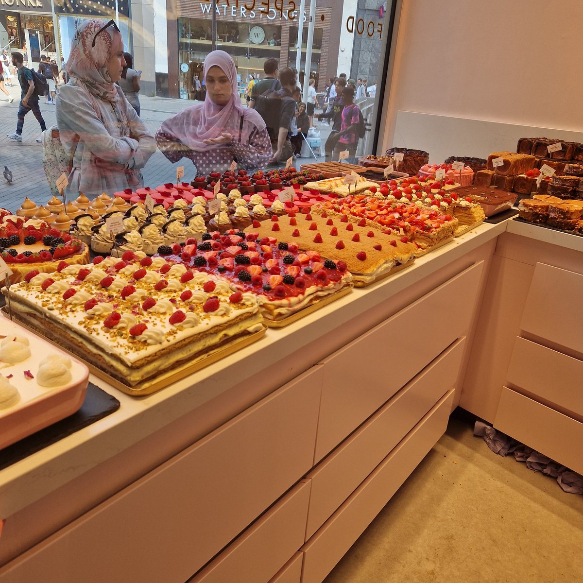 DCEOManchester's tweet image. Fond memories visiting this fab city; and who can say no to one of those cakes!