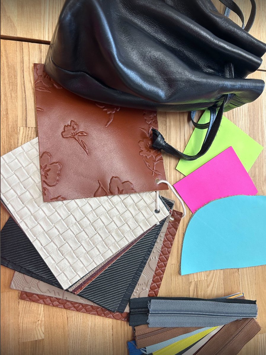 企画会議中・・・🧐
お客様にどんな提案ができそうか、新しい型を作れないか、今日もメンバーで意見を出し合っています👜
エシカルファクトリーは、革製品、革靴のOEMサービスです。詳しくはお問い合わせフォームよりご連絡ください！oem-borderless-factory.com