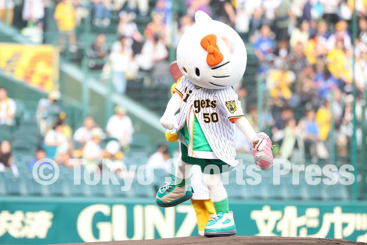野球キティ 甲子園にハローキティ登場！かわいさ満点の始球式にファン拍手 背番号