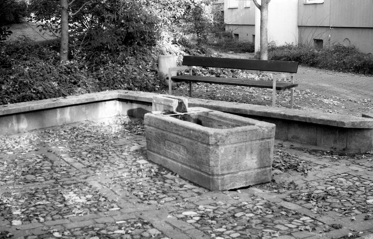 Dieser #Brunnen stand lange Zeit bei der Göhner-Siedlung in Oberkempten. Nun sind wir auf der Suche, ob er einen neuen Standort in Wetzikon gefunden hat?

#brunnensuche
#zürioberland
#wetzikon
#followerpower