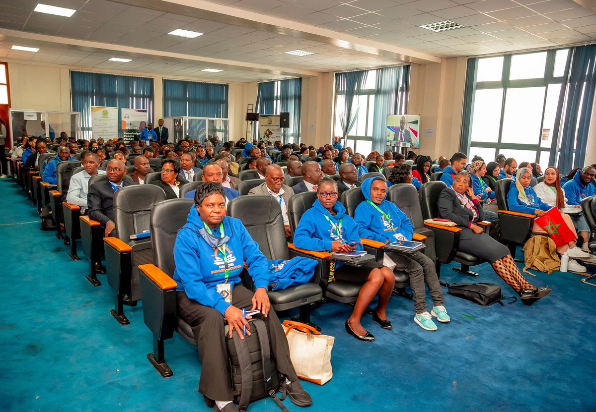 Summer_School1's tweet photo. "The climate crisis is a human rights crisis.'' Participants during the live session  explored into the harsh realities of climate change and its disproportionate impact on vulnerable communities. A powerful and eye-opening discussion. 
#NSSCJ4
@chuka__uni https://t.co/RneM9tEZLW