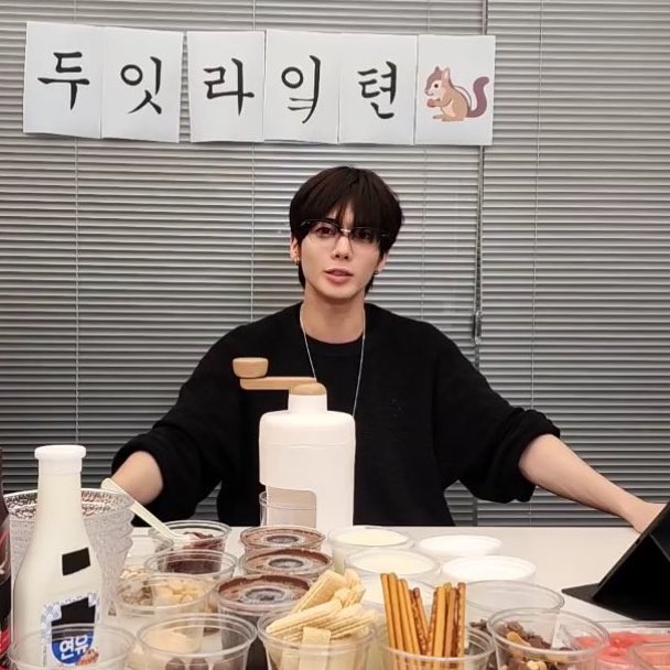 мужчины в черном должны рассматриваться как угроза для здоровья 🧍🏻‍♀️