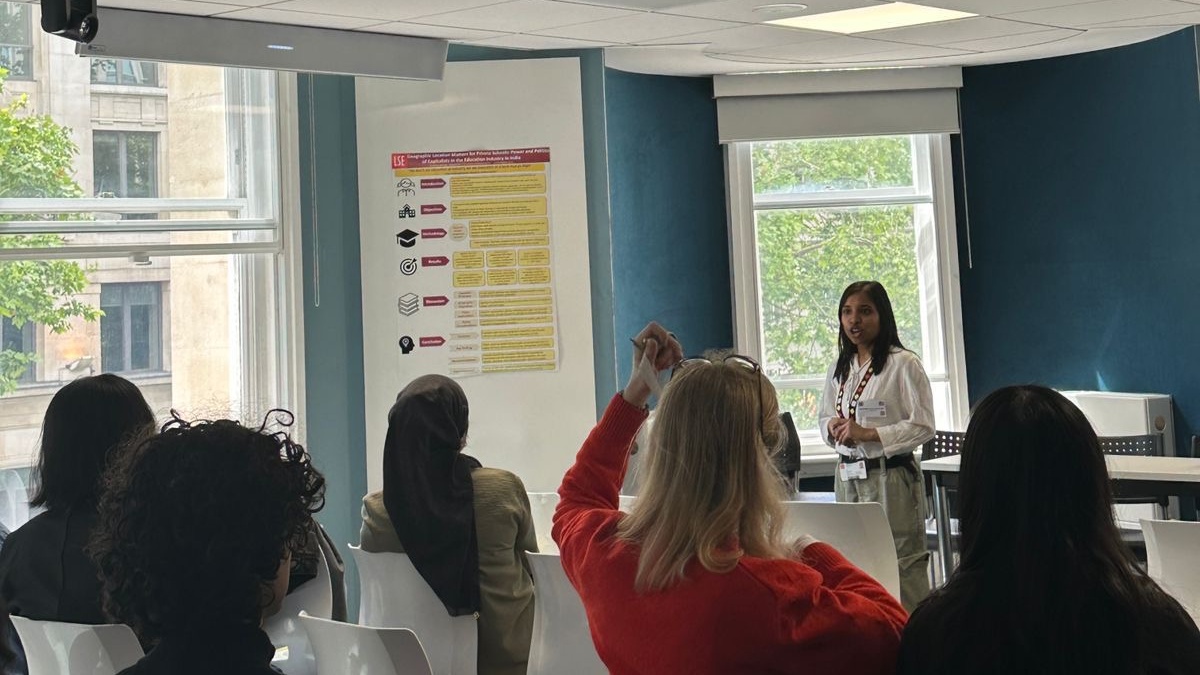 LSEGeography's tweet photo. Well done to our five MSc Local Economic Development students who presented at LSE's "Knowledge Beyond Boundaries" conference as part of the #LSEFestival! 👏 

Congrats to Helena Bondar, Manickam Valliappan, Awantika Karhade, Rahul Rajakumar, and @DavidMillman_ 🌟 https://t.co/TCMnwpPhQM