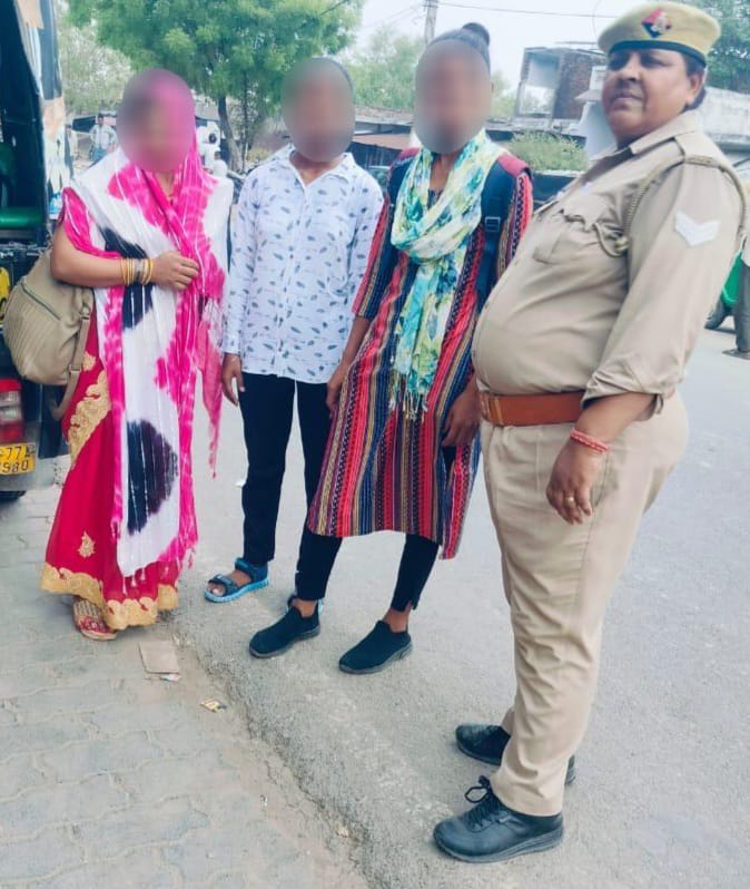 kanpurdehatpol's tweet photo. पुलिस अधीक्षक @bbgtsmurthyips के निर्देशन व ASP के मार्गदर्शन में थाना शिवली में गठित महिला सुरक्षा दल द्वारा #MissionShakti अभियान के तहत बालिकाओं/महिलाओं को विभिन्न हेल्पलाइन नम्बरोंं की जानकारी देते हुए नारी सुरक्षा व नारी स्वावलंबन हेतु जागरुक किया गया। #ShePoweredUP https://t.co/MyeYqNvfgU