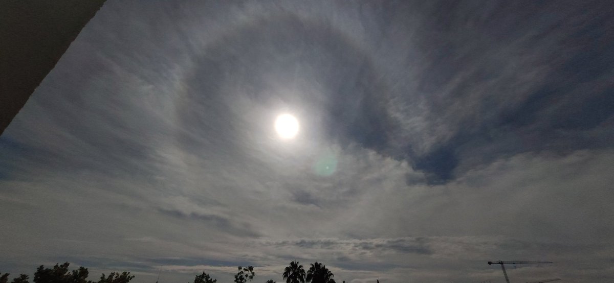 Cirrostratus con halo en Badajoz. Es un fenómeno óptico que se produce por la refracción y reflexión de la luz solar en los cristalitos de hielo que forman los Cirrostratus.
