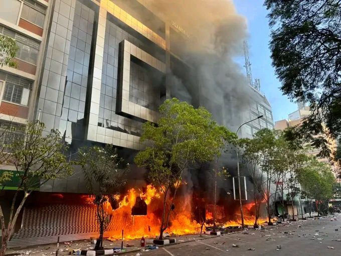 The <a href="/GovUganda/">Government of Uganda</a> has released a statement following the burning of Uganda House in Nairobi during protests It was set to reopen this Friday,June 28 Uganda commended the Nairobi Fire Dpt for putting out the fire quickly and confirmed solid relations 

#REJECTFİNANCEBİLL2024
