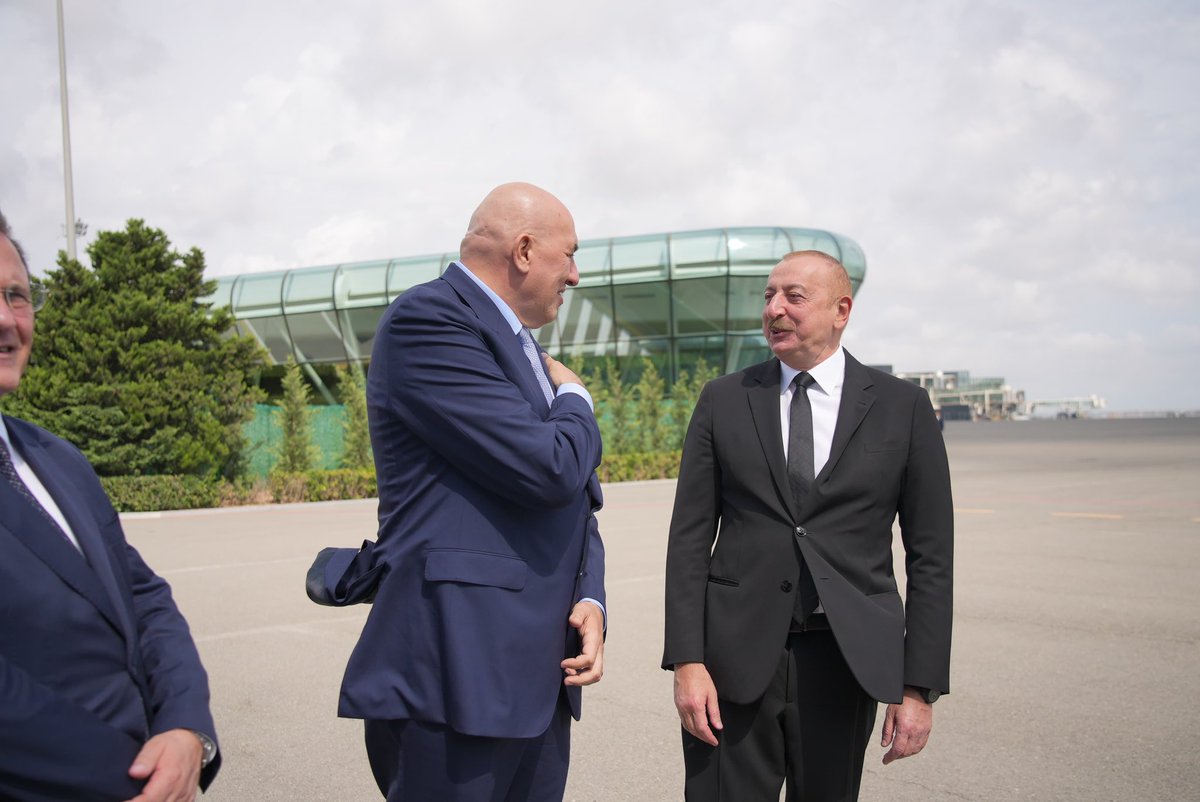 MinisteroDifesa's tweet photo. Il Min. @GuidoCrosetto ha incontrato il Presidente della Repubblica #Azerbaigian Ilham Aliyev @presidentaz.
"Cordiale e costruttivo colloquio su tematiche di interesse comune quali #difesa, stabilità e dinamiche regionali e sicurezza energetica. Al centro del dialogo rafforzamento relazioni militari, industriali e politiche tra i nostri Paesi". Così il Ministro della Difesa Guido Crosetto