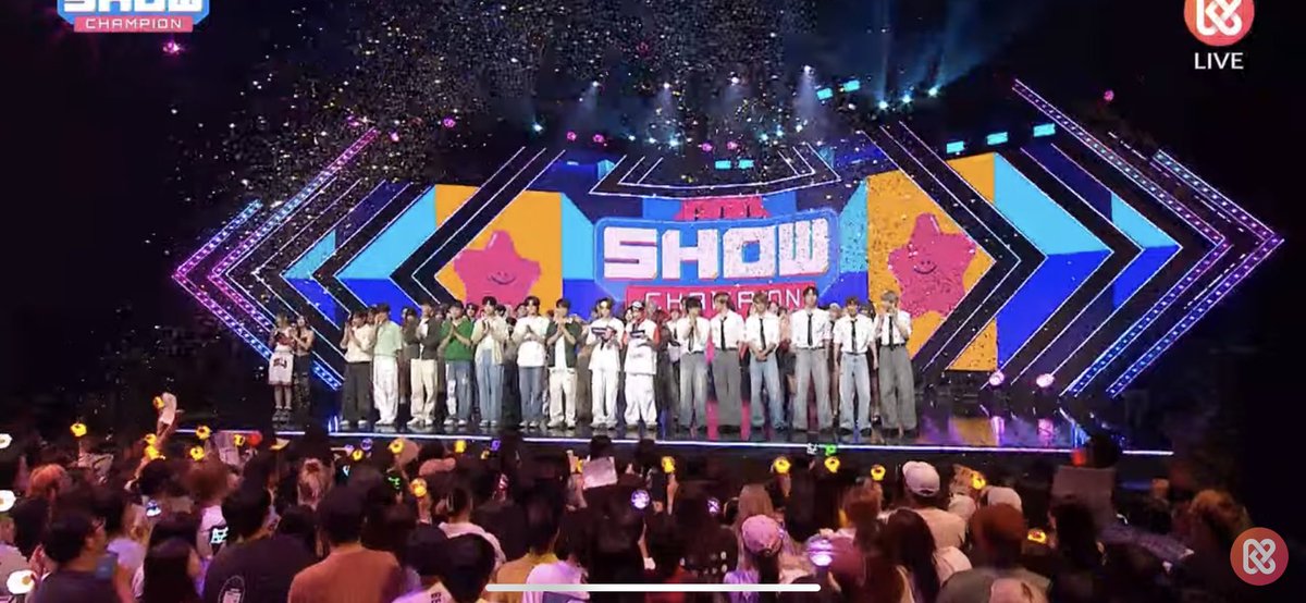 RIIZEChart's tweet image. 🏆 “Boom Boom Bass” by @RIIZE_Official takes the 1st place today on SHOW CHAMPION, Congratulations #RIIZE on your 4th WIN! 👏🆕

 #BoomBoomBass2ndWin #RIIZE4thWin