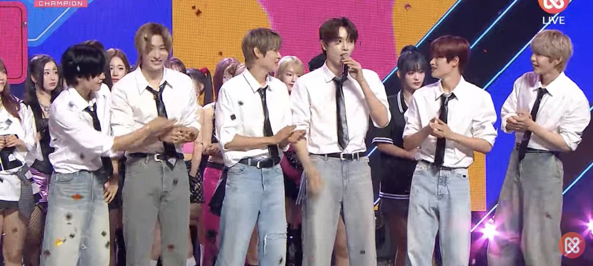 RIIZEChart's tweet image. 🏆 “Boom Boom Bass” by @RIIZE_Official takes the 1st place today on SHOW CHAMPION, Congratulations #RIIZE on your 4th WIN! 👏🆕

 #BoomBoomBass2ndWin #RIIZE4thWin