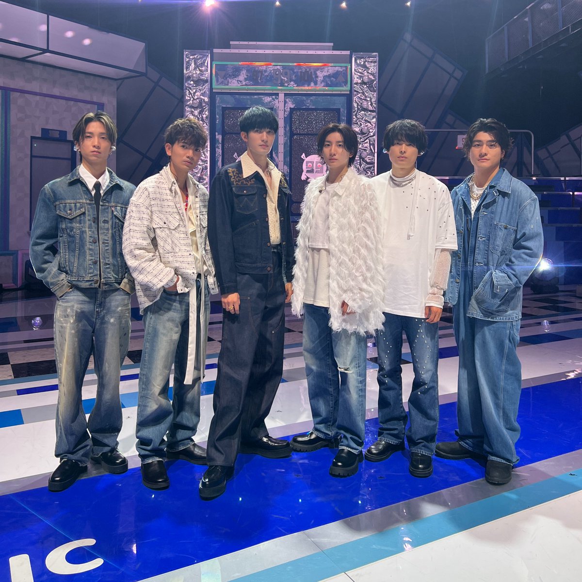 SixTONES_SME's tweet photo. このあと23:15からは
フジテレビ「#週刊ナイナイミュージック」出演📺

『GONG』『ここに帰ってきて』の2曲を披露🎸🎹
トークもお楽しみに！👀✨

▼ご予約はこちら
https://t.co/WoIX6isfy5

#SixTONES_GONG
#SixTONES_ここに帰ってきて
@99music_fujitv https://t.co/Lz4HgD8sAl