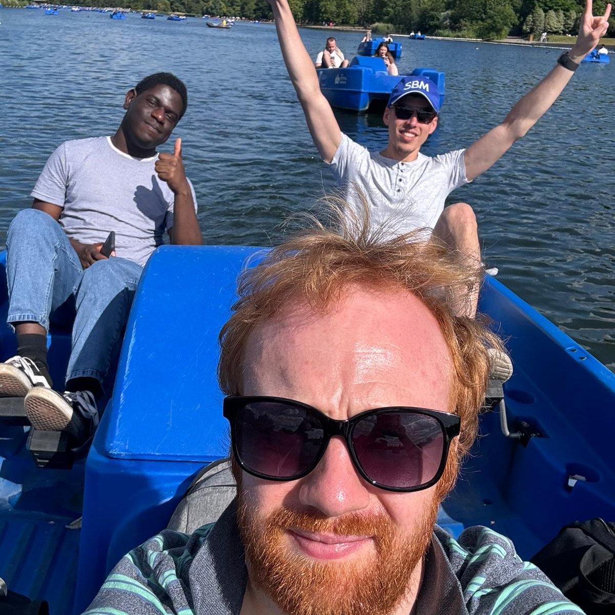 stammer's tweet photo. Love this chapter of Three Men in a Boat!
Just kidding: it's part of the Central London group, who met up on Saturday to have a ramble across Hyde Park for #ItsHowWeWalk and decided to keep the momentum going...on the water! #ItsHowYouPedalo https://t.co/dGYl2PitjU
