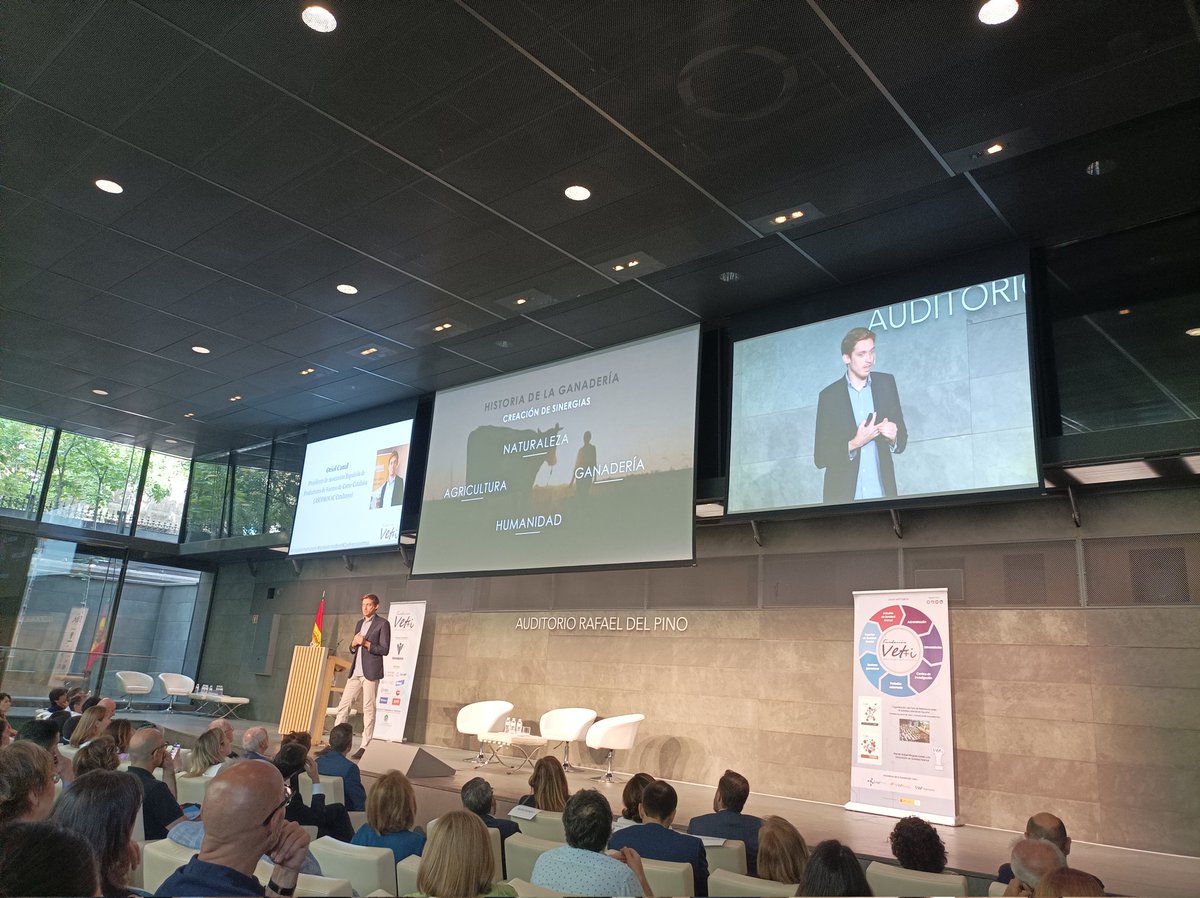 jlopezcol's tweet photo. Oriol Canal, Presidente de @asoprovac Cataluña en #ConferenciaVetmasi "Hay un equilibrio entre ganadería extensiva e intensiva. Ésta última compra los animales a la primera y además utiliza subproductos de la producción de alimentos humanos para la alimentación del ganado" https://t.co/mMIolO58v5