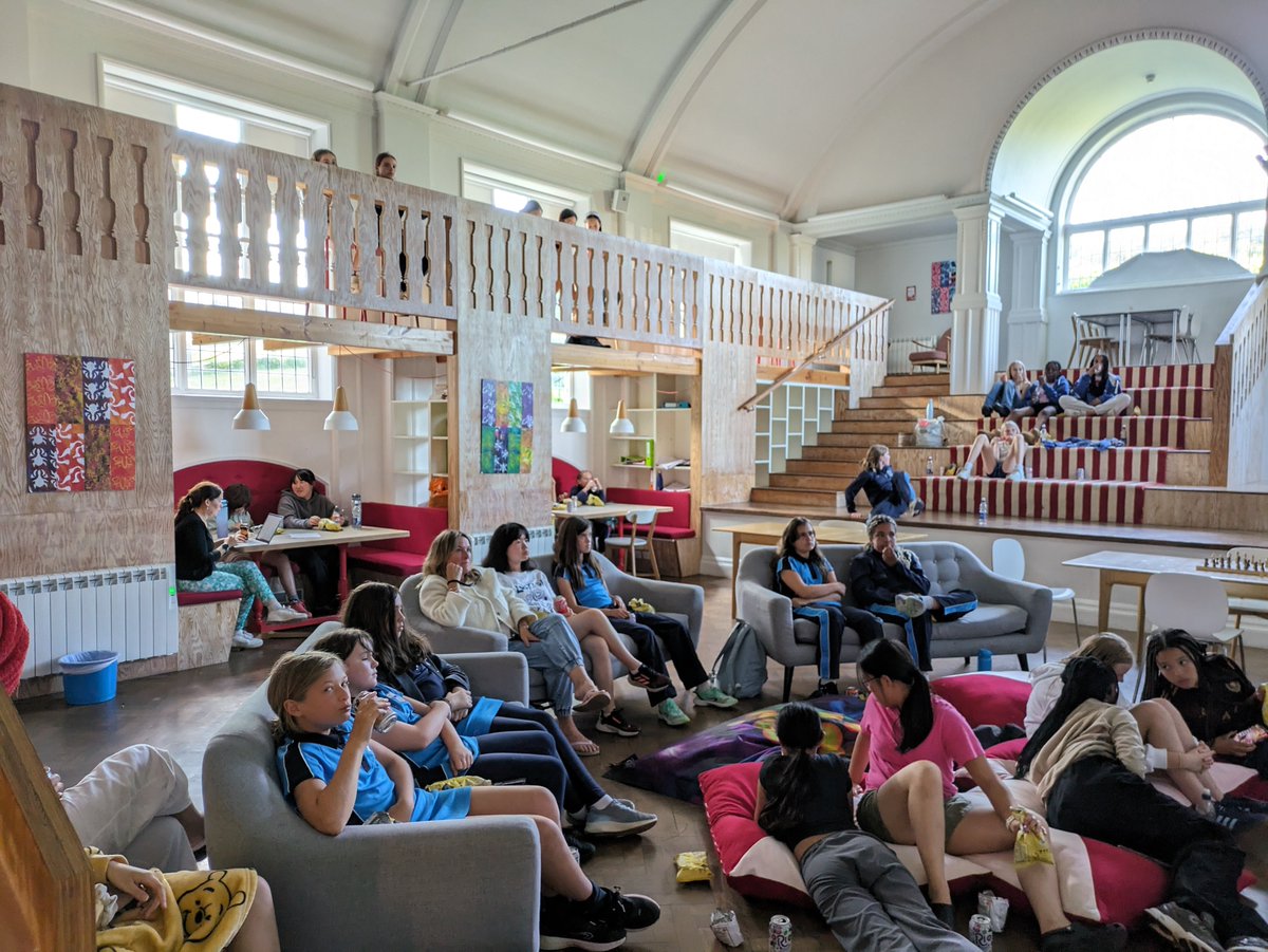 RoedeanHouses's tweet image. On Friday, boarders and day girl guests rounded off a busy week with a Pitch Perfect sing along in #Keswick! #NationalBoardingWeek #BSAboarding #Pitchperfect #movienight