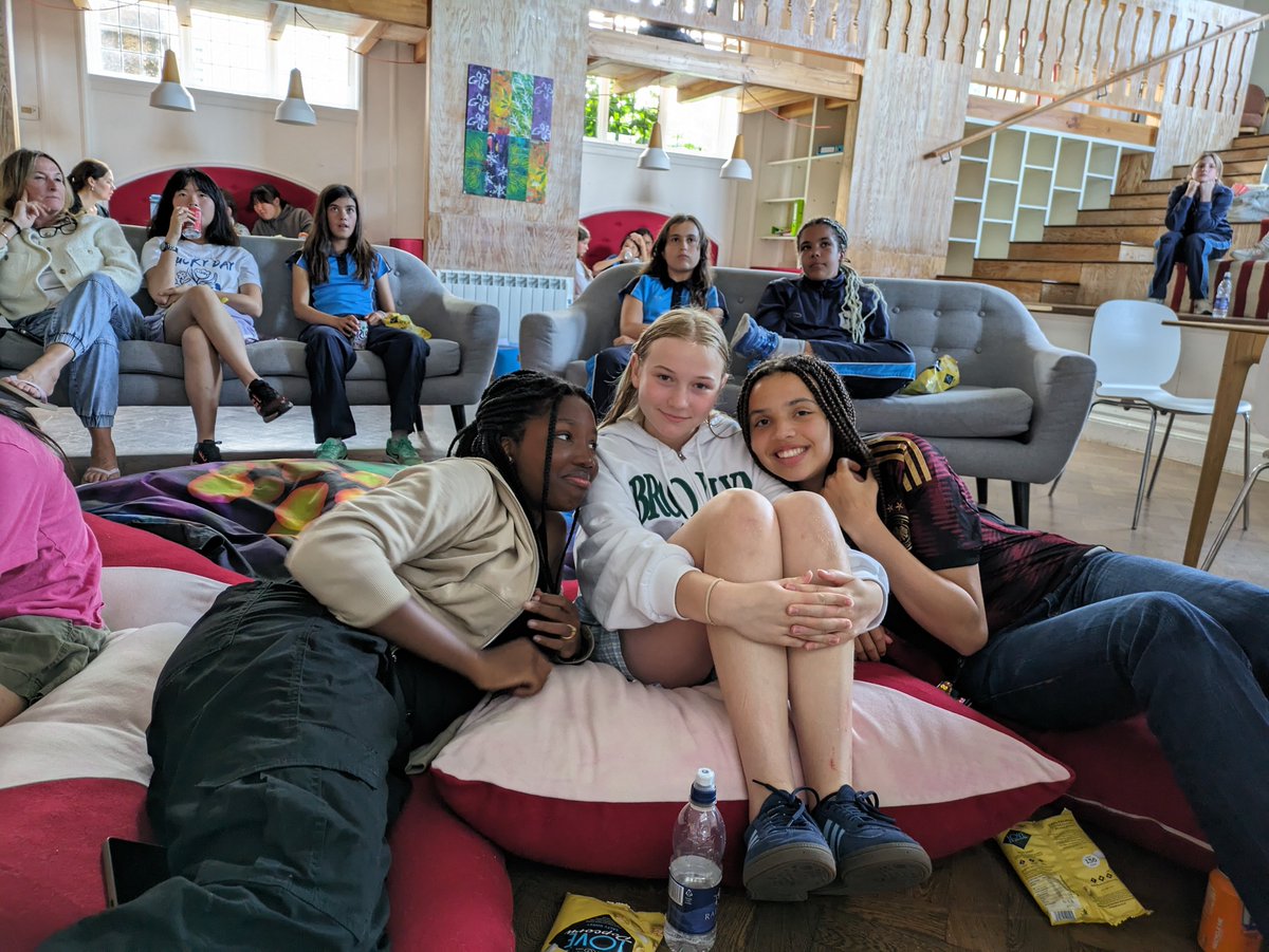 RoedeanHouses's tweet image. On Friday, boarders and day girl guests rounded off a busy week with a Pitch Perfect sing along in #Keswick! #NationalBoardingWeek #BSAboarding #Pitchperfect #movienight