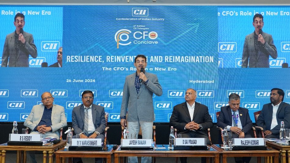 CII4SR's tweet photo. Dr @jayesh_ranjan, IAS, Spl Chief Secretary, Industries &amp; IT, Govt of Telangana delivered the Inaugural Address at the 6th Edition of CFO Conclave held today, in Hyderabad. Mr Rajesh Kumar, Chief GM, @TheOfficialSBI, Hyd delivered the Special Address. @TelanganaCMO @FollowCII https://t.co/zc7FhuHSSk