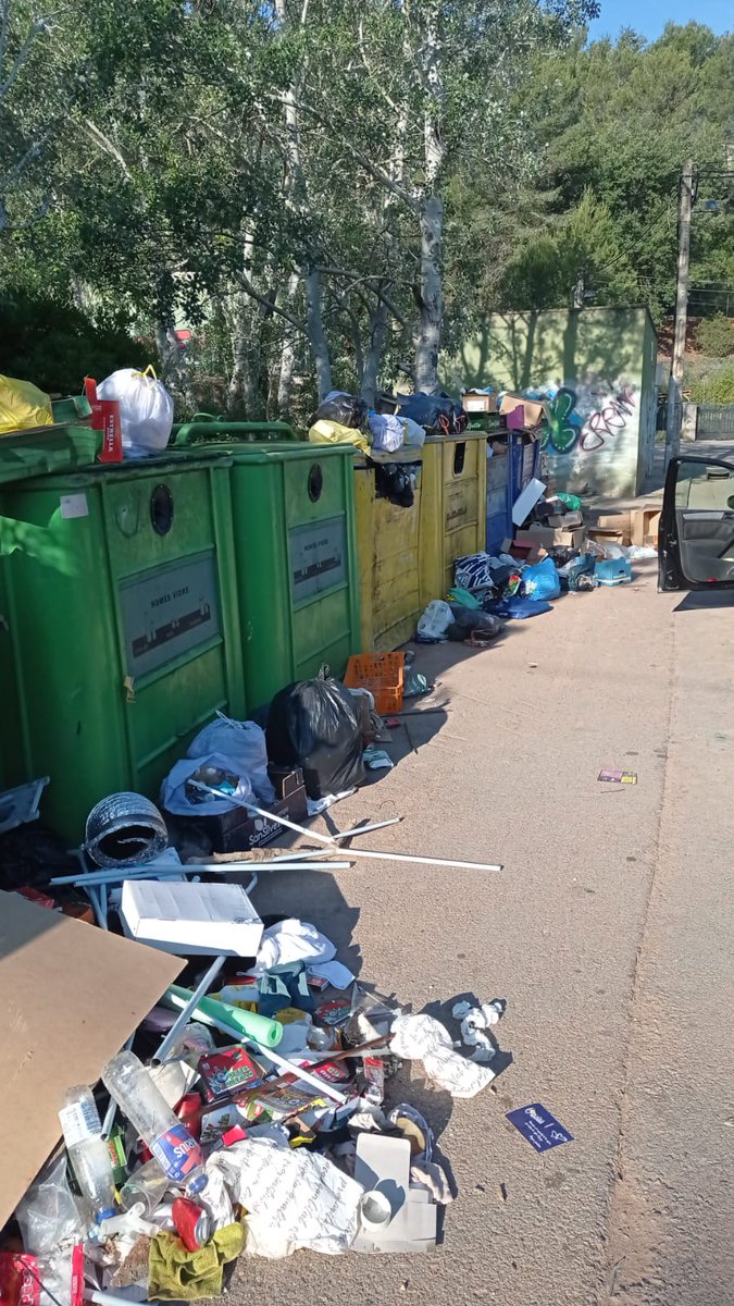 Toni_RC23's tweet photo. @ajmediona Sembla que tenim vaga de recollida de les escombreries? Tenim tots els punts d'escombreries igual?

Després de pujar la taxa un 50% al 2024, el sistema funciona pitjor.

Risc d'incendi inminent a la font del bosc. Quedeu avisats @bomberscat
@ADFMediona 

Solucions Ja!! https://t.co/xre9xJzP17