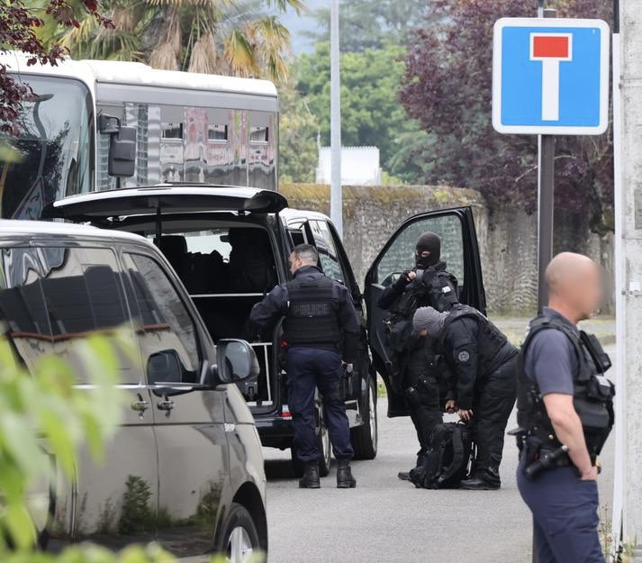 CerfiaFR's tweet image. 🇫🇷👮‍♂️ FLASH | Un important dispositif policier a été déployé à Paris, incluant des équipes de la brigade cynophile et du laboratoire central de la préfecture de police, après qu’un témoin a signalé qu’un homme, dont le coffre était rempli de bidons, avait crié "Allahou akbar". La…