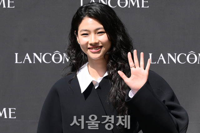 KDramaHandle's tweet photo. #SquidGame actress #JungHoYeon to make her Hollywood debut with Apple TV+ psychological thriller series #SomeoneKnows.

The series features Cate Blanchett and premiers on October 11. https://t.co/lALqv9joWM