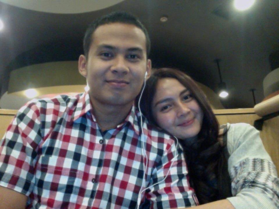 prabu_abimanyu's tweet image. Scroll galeri nemu foto jaman pacaran dulu. Jaman Bebek Slamet masih jadi favorit kami berdua. Ga kerasa bulan ini sudah 12 tahun menikah.

Don't you think we are cute back then?