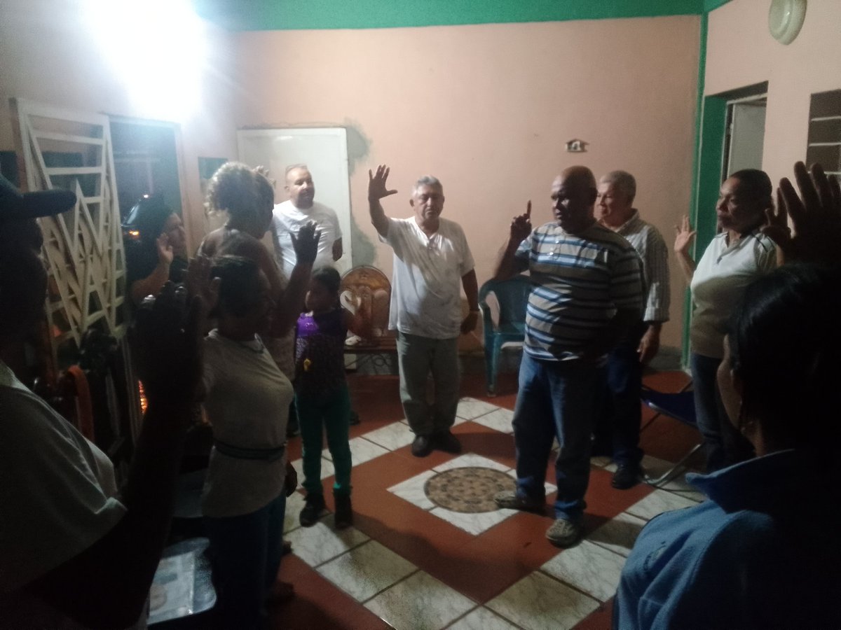 CarlosGuin7's tweet photo. Ayer 25/6/24, Hora:7 pm,
Juramentación de un comandito en el sector Barrio Elsa Weffer, Parroquia Juan José Flores,Mpio Puerto Cabello.por nuestro Concejal Rafael Pico Padrón, bajo la responsabilidad de la Dirigente Vecinal Compañera Elsa Weffer. https://t.co/cW13ZNmc0m