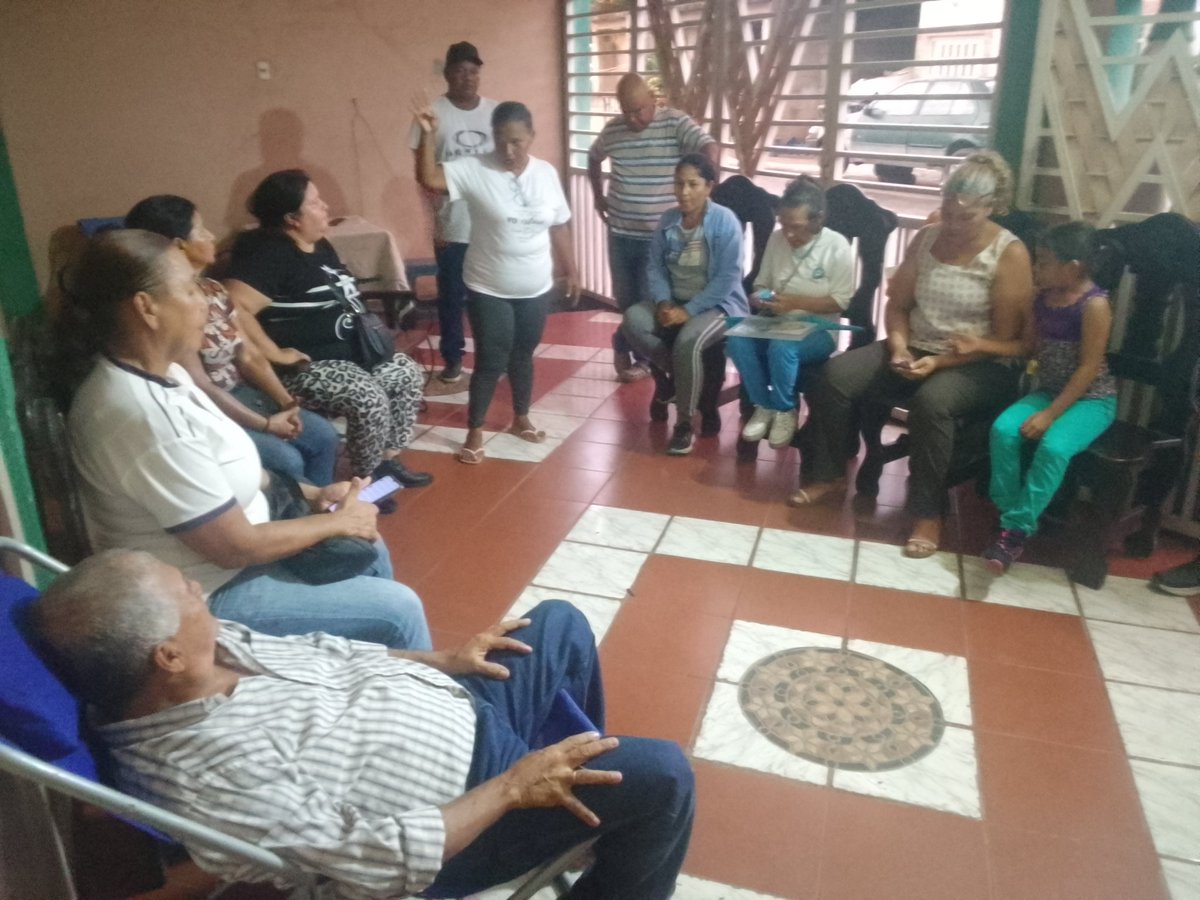 CarlosGuin7's tweet photo. Ayer 25/6/24, Hora:7 pm,
Juramentación de un comandito en el sector Barrio Elsa Weffer, Parroquia Juan José Flores,Mpio Puerto Cabello.por nuestro Concejal Rafael Pico Padrón, bajo la responsabilidad de la Dirigente Vecinal Compañera Elsa Weffer. https://t.co/cW13ZNmc0m