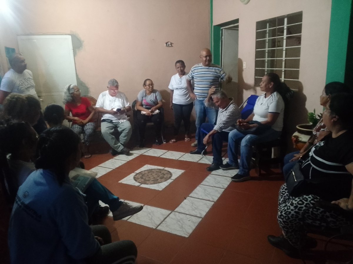 CarlosGuin7's tweet photo. Ayer 25/6/24, Hora:7 pm,
Juramentación de un comandito en el sector Barrio Elsa Weffer, Parroquia Juan José Flores,Mpio Puerto Cabello.por nuestro Concejal Rafael Pico Padrón, bajo la responsabilidad de la Dirigente Vecinal Compañera Elsa Weffer. https://t.co/cW13ZNmc0m
