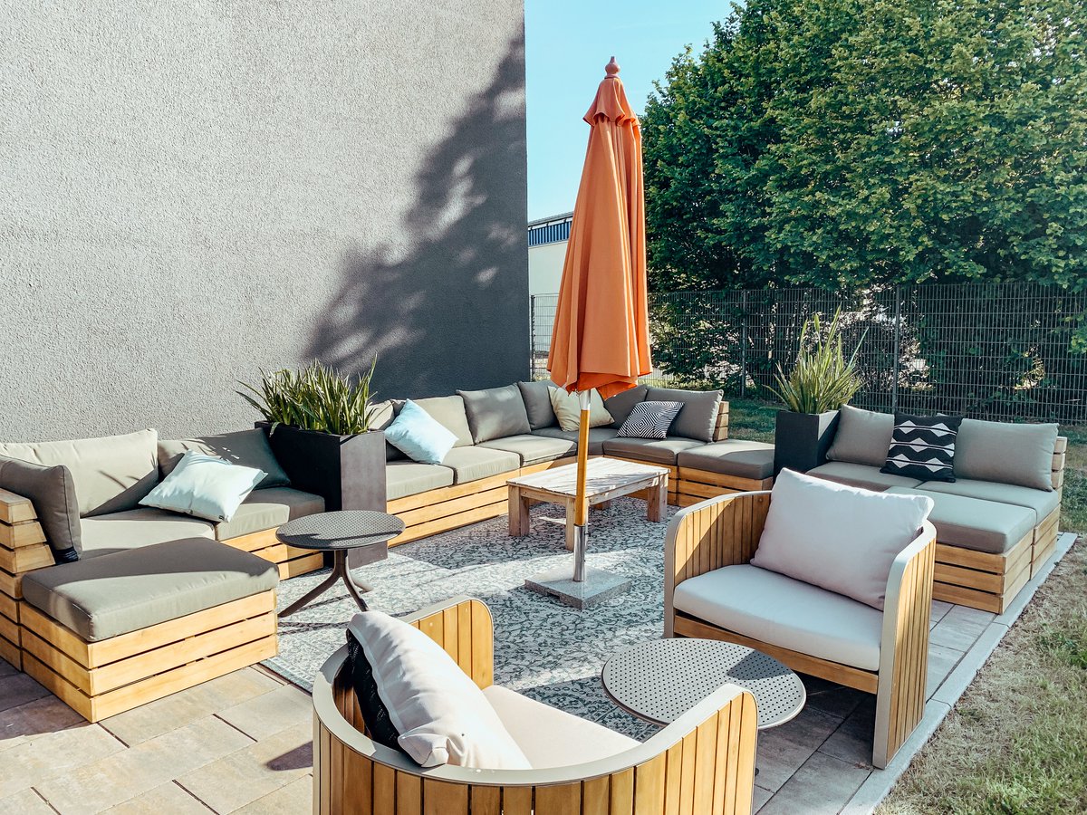 Gute Nachrichten für Grill-Fans: Die Terrassen-Saison ist eröffnet! Neben 400 qm im stylishen Industrial Design bieten wir euch jetzt 70 qm Außenbereich mit Terrasse, Grill &amp; Garten. Bei Regen steht eine voll ausgestattete Küche zur Verfügung. Mehr Infos➡️ interaktiv.de/eventlocation-…