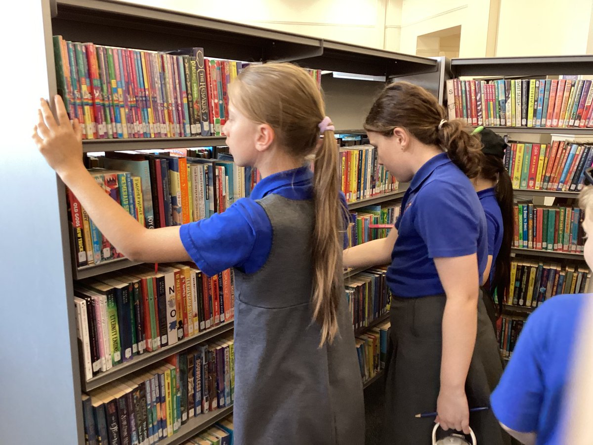 halebank_sch's tweet photo. Exploring the busy shelves and finding books to recommend to friends @HaltonLibraries #readingforpleasure #HBEnglish #HBReading #worldbookday 📚📖📘 https://t.co/4ACYSv8qpL