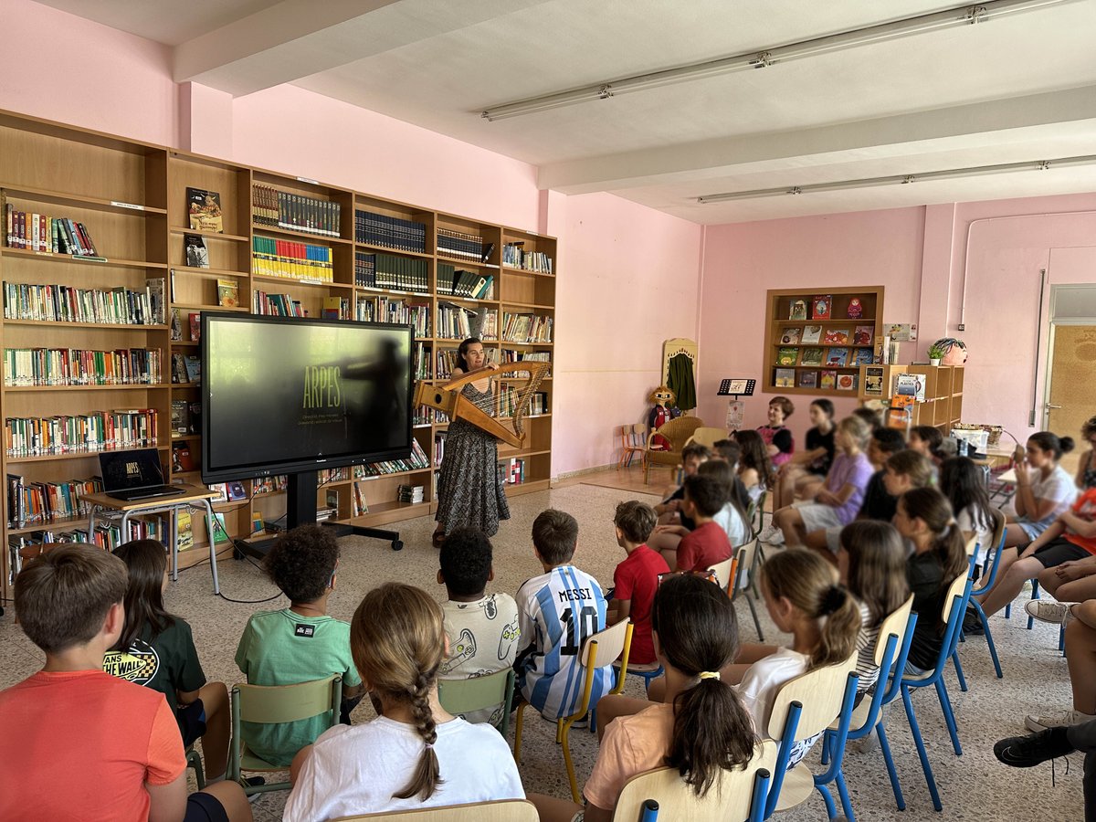 pepmorato's tweet photo. 🎶 La setmana passada vam presentar a @Esc_MartiPoch i @VedrunaEspluga  el projecte ARPES.

🎞️ Els i les alumnes de cicle superior van poder gaudir del documental i tot seguit van tenir l’oportunitat de preguntar i poder escoltar a l’arpista espluguina, Anna Amigó. https://t.co/1fRboRmuT2