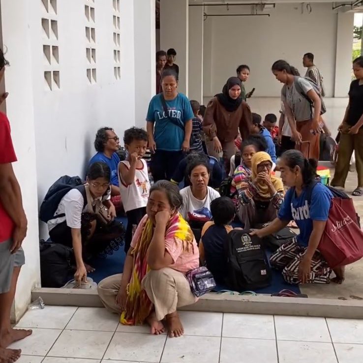 Twitter Please Do Your Magic ✨

Pasca pengusiran paksa oleh pihak aparat dan jakpro pada 21 Mei 2024, kini warga kampung bayam tinggal di hunian sementara. 

Banyak barang hilang selama proses pengusiran termasuk buku-buku perpustakan dan alat tulis.

🔗 bit.ly/tbmhumanies