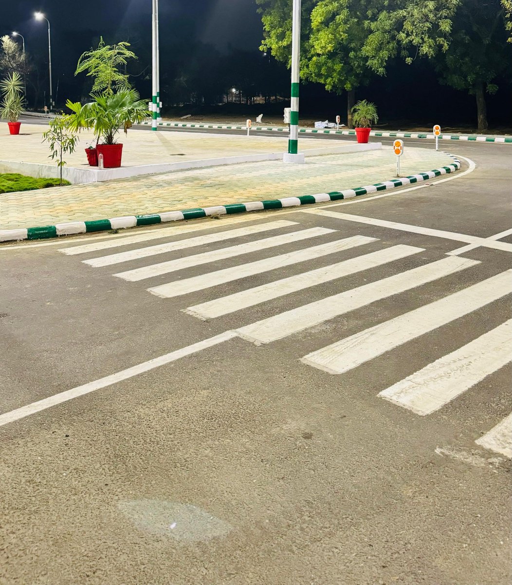 SWComd_IA's tweet photo. First ever #EcoFriendly #Plastic road in #JaipurMilitaryStation of #SaptaShaktiCommand was inaugurated by Maj Gen Rai Singh Godara, GOC, #Chinkara Sub Area. The road has been constructed using 220 kg of plastic mixed with bitumen during the carpeting phase and showcases the Indian Army’s commitment to #Sustainability and reducing plastic waste.
#IndianArmy
#SaptaShaktiCommand
#Chinkara
#DotOnTgtDivision
#YearofTransformation
#SwachhBharatMission
@adgpi
@HQ_IDS_India
@PRODefRjsthn