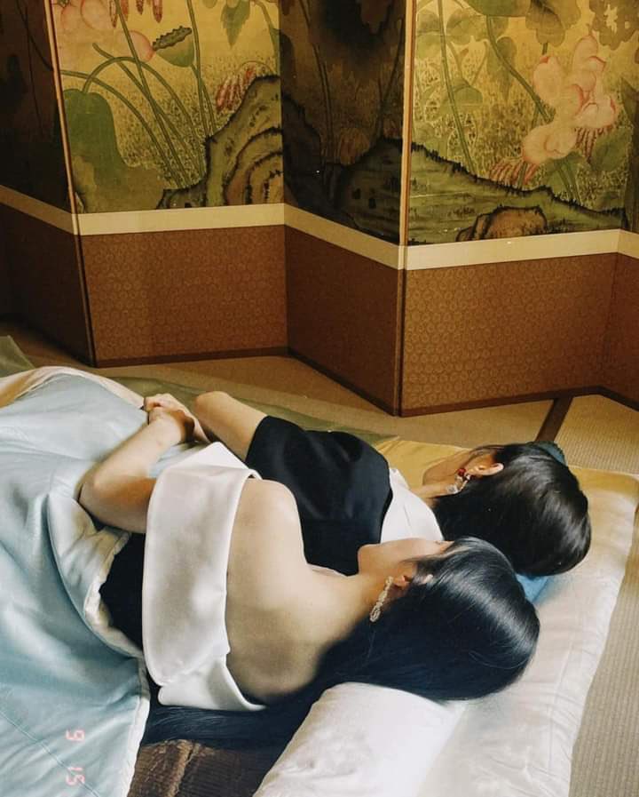 wenrenesnitch's tweet photo. 240625 cloe___jeong instagram update with another angle of Wendy and Irene's cuddle pop up photocard 🥰🥰🩵🩷
#IRENE #WENDY #아이린 #웬디
#wenrene https://t.co/eDBxGcWjW7
