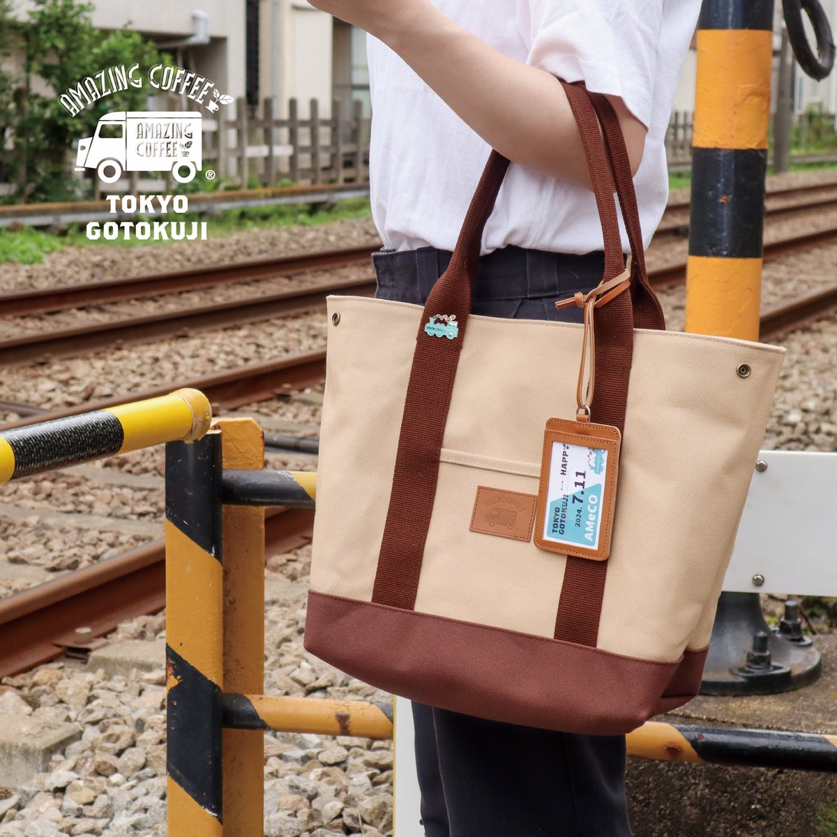 amazingcoffee__'s tweet photo. ／
『AMAZING COFFEE TOKYO GOTOKUJI』
オープン記念グッズのお知らせ🚂
＼

コンセプトの電車をモチーフに、キャンバスバッグとピンバッジを販売いたします🚂
オープン記念の特別なアイテムに注目👀

👜アメコのキャンバスバッグ(パスケース付き)
¥12,500(税込)

しっかりとしたキャンバス生地でつくられており、ボタンで変形させるこ���ができるため、お好みの形でお使いいただけます👜
電車コンセプトにちなんで、本革のパスケースとICカード風ステッカー付き！
裏には焙煎所オープンを記念した特別なロゴも☕️
国内生産でこだわってつくりました😊
 
🚂ピンバッジ〜TOKYO GOTOKUJI〜
¥900(税込)

豪徳寺店限定！
汽車をイメージした記念のピンバッジ✨
焙煎機とリンクさせたデザインに注目です！

※できる限り多くのお客様へお届けできるよう、販売個数に制限をかけさせていただく場合がございます。予めご了承のほどお願いいたします。

【販売開始日】
2024年7月11日(木)

【販売店舗】
TOKYO GOTOKUJI
※アメコのキャンバスバッグはONLINEでも販売を予定しております。詳細については改めてご案内いたします。